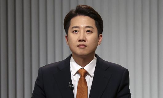 이준석 개혁신당 대선후보가 23일 서울 영등포구 KBS본관 스튜디오에서 열린 중앙선거방송토론위원회 주관 제21대 대통령선거 2차 후보자 토론회 준비를 하고 있다. 국회사진기자단