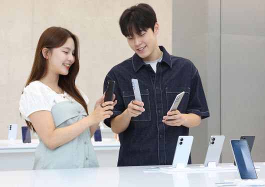 삼성 강남에서 갤럭시 S25 엣지의 초슬림 디자인을 체험하는 모습. 삼성전자 제공