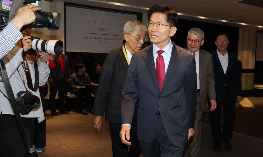 김문수 국민의힘 대통령 후보가 23일 오전 서울 중구 더플라자호텔에서 열린 제3회 국가와 민족을 위한 조찬기도회에 참석하고 있다. 뉴스1