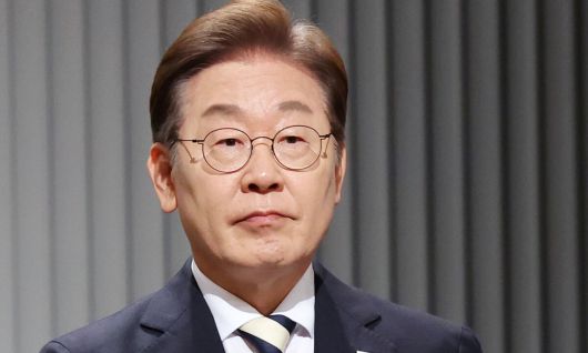 이재명 더불어민주당 대선후보가 23일 서울 영등포구 KBS본관 스튜디오에서 열린 중앙선거방송토론위원회 주관 제21대 대통령선거 2차 후보자 토론회 준비를 하고 있다. 국회사진기자단