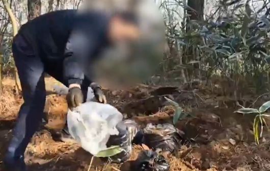 경찰이 2월26일 제주시 사찰 인근 야산에서 유골함을 찾아 수습하고 있다. 제주동부경찰서 제공