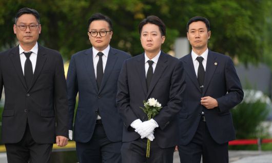 이준석 개혁신당 대통령 후보가 고 노무현 전 대통령 16주기인 23일 오전 경남 김해시 봉하마을 노 전 대통령 묘역을 찾아 참배하고 있다. 개혁신당 제공