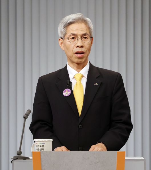 권영국 민주노동당 대선후보가 23일 서울 영등포구 KBS본관 스튜디오에서 열린 중앙선거방송토론위원회 주관 제21대 대통령선거 2차 후보자 토론회 준비를 하고 있다. 국회사진기자단