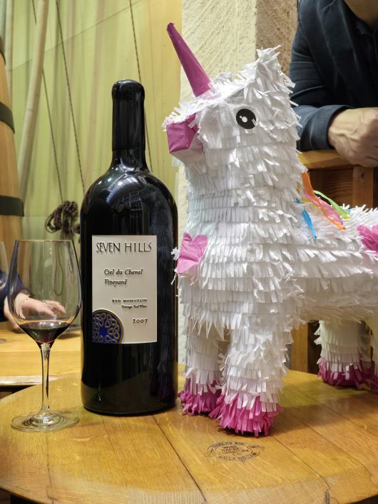 세븐 힐스 빈야드 와인과 유니콘 인형.