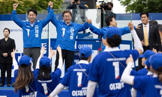 이재명 더불어민주당 대통령 후보가 24일 경기도 시흥시 배곧아브뉴프랑센트럴광장에서 열린 유세에서 손을 맞잡아 들어올리고 있다. 뉴스1
