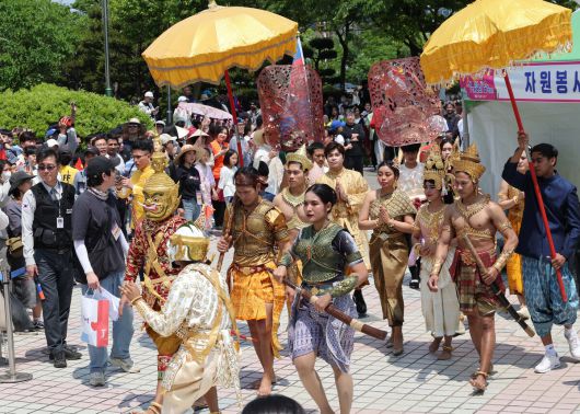 25일 경기 시흥시 정왕동 미관광장(군자천로 332)에서 열린 제18회 세계인의 날 축제에 참가한   캄보디아 교민회 소속 이주민들이 세계의상 퍼레이드를 펼치고 있다. 시흥=허정호 선임기자