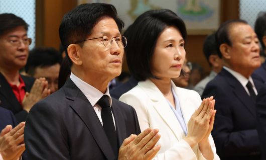 김문수(왼쪽) 국민의힘 대선 후보와 이재명 더불어민주당 대선후보 배우자 김혜경 여사가 24일 충북 단양군 구인사에서 열린 상월원각대조사 제51주기 열반대제에 참석해 합장을 하고 있다. 뉴시스