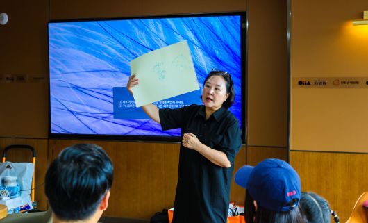 차 의과학대학교 상담심리학과 홍승현 학과장이 차병원과 한화손해보험이 함께한 난임 극복 가정 초청 행사에서 강의를 진행하고 있다.