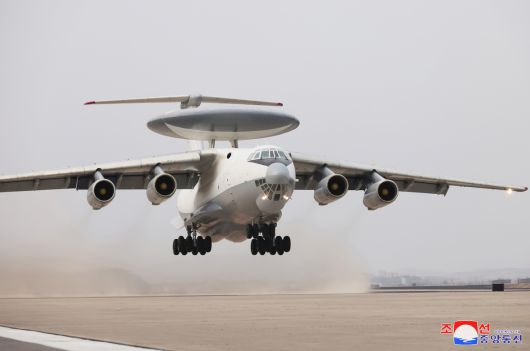 북한이 개발한 조기경보기가 이륙하고 있다. 조선중앙통신·연합뉴스