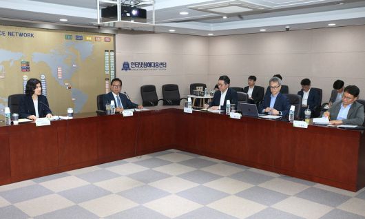 이진숙 방송통신위원회 위원장(왼쪽)이 지난 21일 한국인터넷진흥원(KISA) 서울청사에서 열린 'SKT 사이버 침해사고 관련 이동통신 3사 점검회의'에서 인사말을 하고 있다. 방송통신위원회 제공