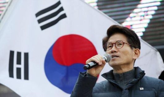 김문수 전 경기지사가 2017년 3월11일 서울 한빛광장에서 열린 태극기 집회에 참가해 발언하는 모습. 연합뉴스