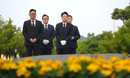 혁신당 이준석 대선 후보가 23일 경남 김해시 진영읍 봉하마을을 방문해 노무현 전 대통령 묘역을 참배하고 있다. 개혁신당 제공