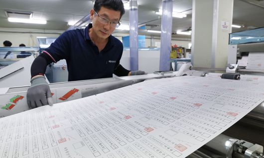 후보 6명 그대로… 투표용지 인쇄 제21대 대통령선거 투표용지 인쇄가 시작된 25일 경기 안양시 동안구의 한 인쇄소에서 관계자가 투표용지 인쇄 상태를 점검하고 있다. 이날 인쇄 개시로 후보 단일화 효과를 극대화하기는 어려워졌으며, 이후 단일화가 이뤄져도 투표용지에는 ‘사퇴’가 표기되지 않고 투표소에만 안내문이 게시된다.   안양=이재문 기자