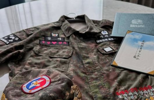 ‘우림♥연아’ 자수가 새겨진 고우림 군복 사진. 고우림 인스타그램 캡처