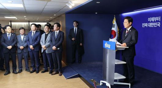 더불어민주당 이재명 대선후보가 25일 서울 여의도 민주당사에서 열린 기자간담회에서 질문에 답하고 있다. 허정호 선임기자