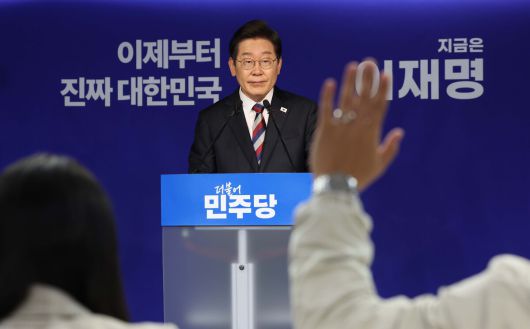 더불어민주당 이재명 대선후보가 25일 서울 여의도 민주당사에서 열린 기자간담회에서 기자의 질문을 듣고 있다. 허정호 선임기자