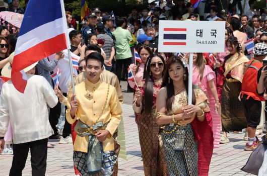 25일 경기 시흥시 정왕동 미관광장(군자천로 332)에서 열린 제18회 세계인의 날 축제에 참가한   태국 교민회 소속 이주민들이 세계의상 퍼레이드를 펼치고 있다. 시흥=허정호 선임기자