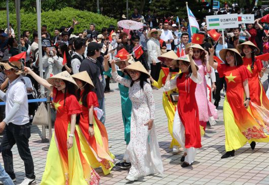 25일 경기 시흥시 정왕동 미관광장(군자천로 332)에서 열린 제18회 세계인의 날 축제에 참가한   베트남 교민회 소속 이주민들이 세계의상 퍼레이드를 펼치고 있다. 시흥=허정호 선임기자
