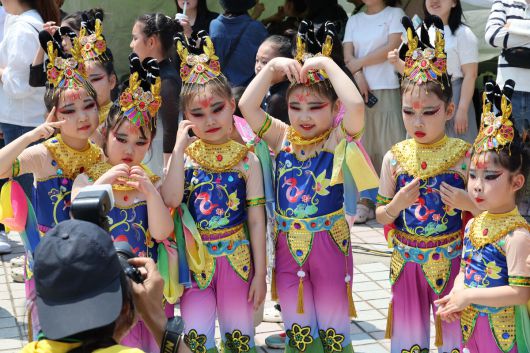 25일 경기 시흥시 정왕동 미관광장(군자천로 332)에서 열린 제18회 세계인의 날 축제에서   중국 전통무용 복장을 한 해바라기 예술단원들이 공연에 앞서 포즈를 취하고 있다. 시흥=허정호 선임기자