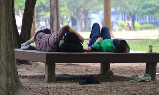 지난 21일 서울 성동구 서울숲에서 시민들이 그늘에서 휴식을 취하고 있다. 연합뉴스