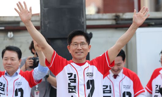 김문수 국민의힘 대선 후보가 25일 충남 서산시 중앙통 로데오거리에서 열린 집중유세에서 지지자들에게 인사하고 있다. 뉴시스