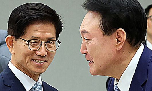 윤석열 대통령이 2024년 8월30일 김문수 고용노동부 장관에게 임명장을 수여하는 모습. 뉴시스