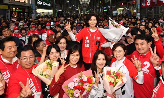 국민의힘 김문수 대선 후보 부인 설난영 여사는 24일 오후 경북 대표 전통시장인 죽도시장을 방문, 시민들과 따뜻한 만남을 이어가고 있다. 김정재 의원실 제공