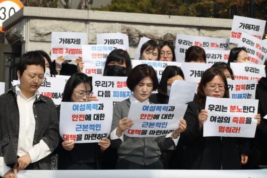 지난달 10일 창원지법 진주지원 앞에서 열린 사천 10대 여성 살해사건 가해자 엄정 처벌 촉구 기자회견. 이날 회견에 참석한 피해 여성의 모친은 눈물을 흘리며 엄벌을 촉구했다. 사천10대여성살해사건 사천진주대책위원회 제공