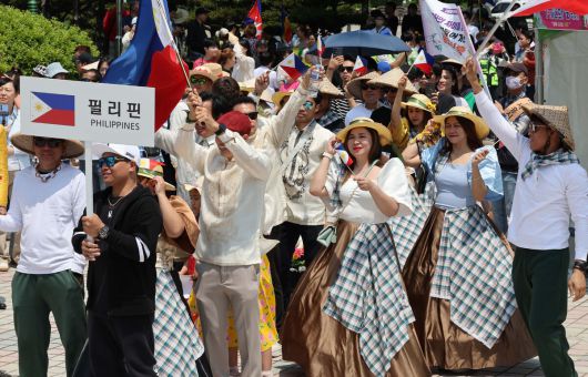 25일 경기 시흥시 정왕동 미관광장(군자천로 332)에서 열린 제18회 세계인의 날 축제에 참가한   필리핀 교민회 소속 이주민들이 세계의상 퍼레이드를 펼치고 있다. 시흥=허정호 선임기자