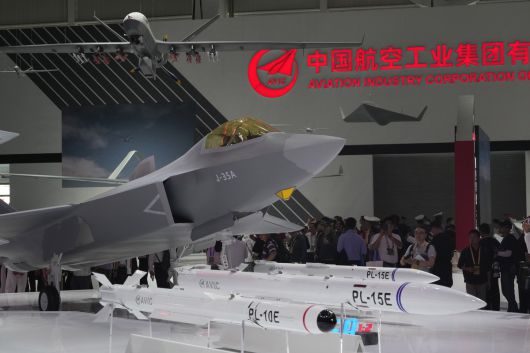 중국 J-35A 스텔스 전투기 축소 모형과 PL-15 공대공 미사일 모형이 전시되어 있다. AP 연합뉴스