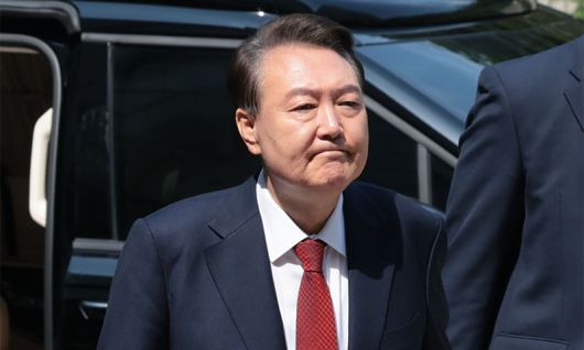 윤석열 전 대통령이 26일 서울 서초구 서울중앙지방법원에서 열린 내란 우두머리·직권남용 권리행사 방해 혐의 사건 5차 공판에 출석하고 있다. 사진공동취재단