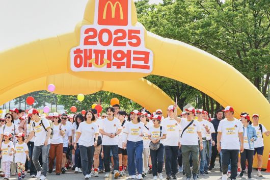 25일 오전 김기원 대표이사와 한국맥도날드 임직원들, 협력사 및 RMHC Korea 관계자, 배우 유승호 등이 서울 마포구 월드컵공원 평화광장에서 열린 ‘2025 맥도날드 해피워크’ 메인 4km 걷기 코스에 참여하고 있다. 한국맥도날드 제공