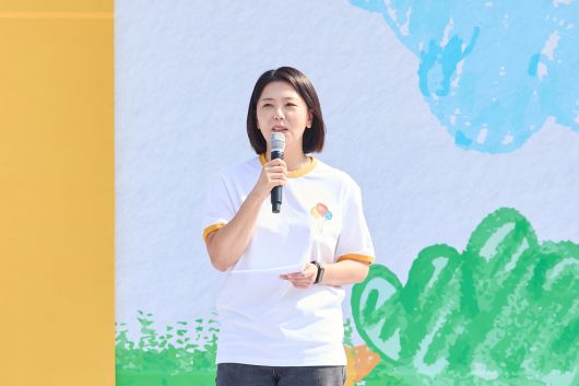 김기원 한국맥도날드 대표이사가 25일 오전 서울 마포구 월드컵공원 평화광장에서 열린 ‘2025 맥도날드 해피워크’의 시작을 알리는 환영사를 하고 있다. 한국맥도날드 제공