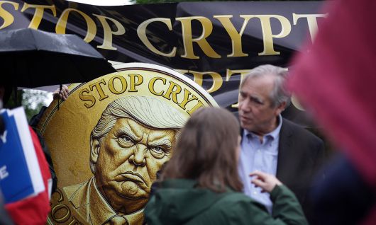 지난 22일 미국 워싱턴 DC 인근 골프클럽에서 도널드 트럼프 미국 대통령과 그의 밈 코인 구매자의 만찬이 열렸다. 사진은 이에 반대하는 시위대의 모습. AFP연합뉴스