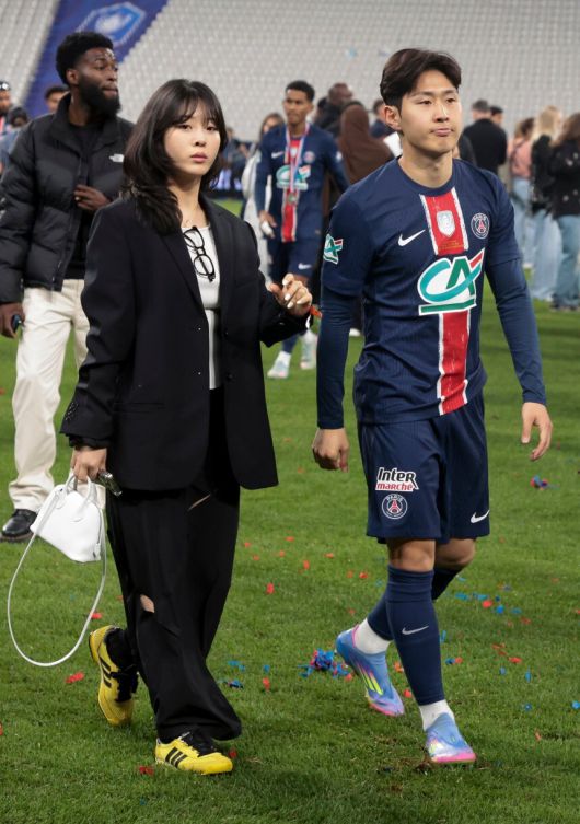 이강인과 박상효씨가 24일(현지시간) 파리 생제르맹의 프랑스컵 우승 세리머니에 함께한 모습. 게티이미지코리아