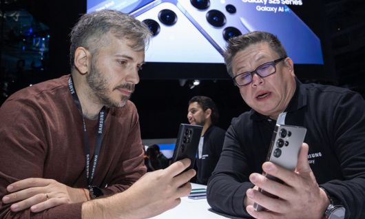 올해 1월 미국 캘리포니아주 새너제이에서 열린 ‘갤럭시 언팩 2025’에서 관람객이 갤럭시S25 시리즈를 체험하고 있다. 삼성전자 제공