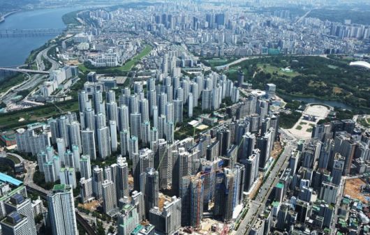 서울 송파구 서울스카이에서 바라본 아파트 단지 모습. 뉴스1