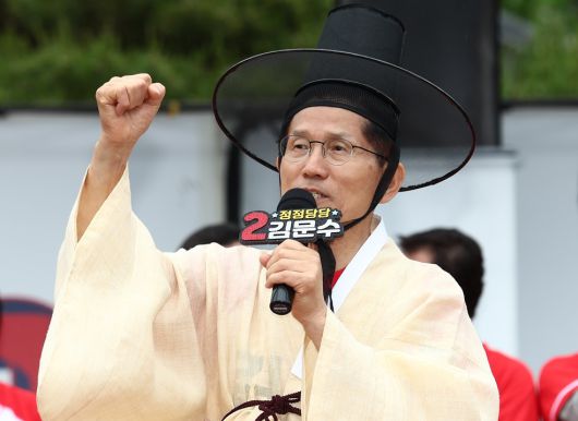 국민의힘 김문수 대선 후보가 24일 경북 안동시 웅부공원 인근에서 열린 유세에서 도포와 갓을 쓰고 지지 호소를 하고 있다. 공동취재