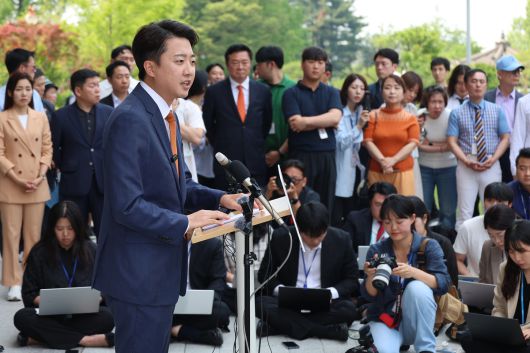 개혁신당 이준석 대선 후보가 27일 서울 여의도 국회에서 국민의힘 김문수 후보와의 단일화에 대한 거부 입장을 거듭 밝히고 있다. 연합뉴스