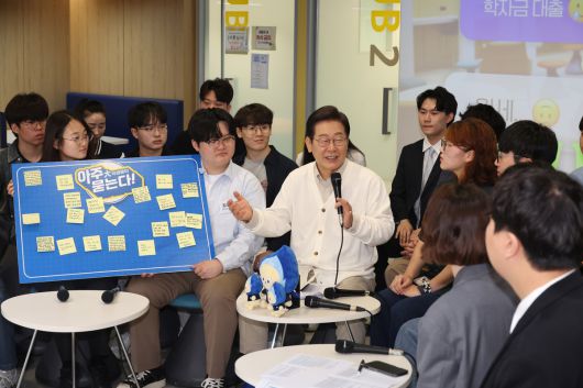 이재명 더불어민주당 대통령 후보가 26일 경기 수원시 아주대학교를 찾아 '아주대와 함께하는 아주 특별한 대학생 간담회'를 하고 있다. 공동취재
