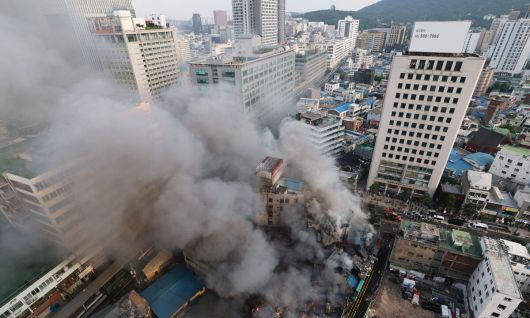 28일 오후 서울 중구 을지로 세운상가 인근 재개발 예정지구에서 화재가 발생해 소방대원들이 화재를 진압하고 있다. 뉴스1