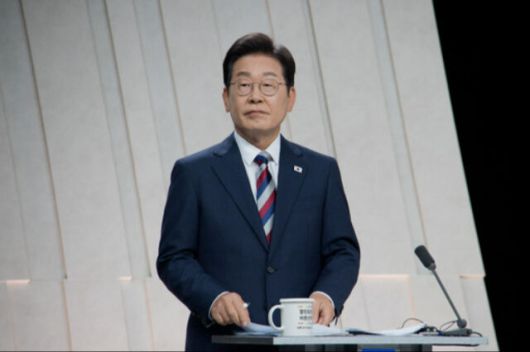 더불어민주당 이재명 대선후보가 지난 27일 서울 마포구 상암동 MBC 스튜디오에서 열린 중앙선거방송토론위원회 주관 대선 3차 TV토론회를 준비하고 있다. 뉴시스