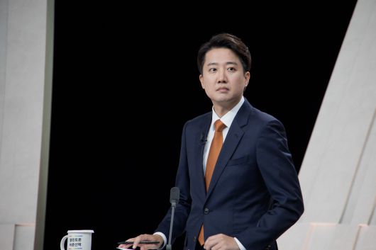 개혁신당 이준석 후보가 27일 서울 마포구 상암동 MBC 스튜디오에서 열린 정치 분야 TV토론회를 준비하고 있다.    국회사진기자단