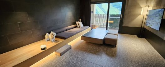 객실 내부엔 낮은 침대와 툇마루 시공, 냄새를 제거하는 배기 시스템 등 시설을 갖추고 있었다. 안전을 고려해 전기 콘센트는 높은 위치에 설치하거나 커버를 부착했고, 식기와 주방용품 등은 외부로 노출되지 않도록 비치했다. 박윤희 기자