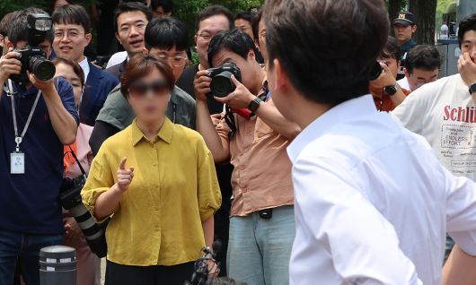 개혁신당 이준석 대선 후보가 28일 서울 여의도공원에서 유세를 마치고 백브리핑을 하던 중 한 시민으로부터 전날 TV토론회에서 여성 신체에 대한 폭력적 표현을 언급한 것과 관련해 항의받고 있다. 연합뉴스