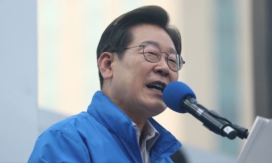 더불어민주당 이재명 대선 후보가 28일 서울 광진구 어린이대공원 정문 앞에서 열린 광진구·중랑구 집중 유세에서 지지를 호소하고 있다. 연합뉴스