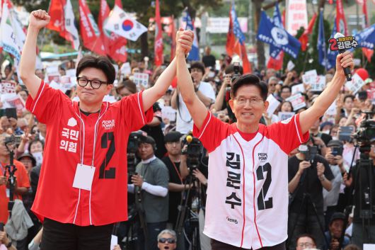 한동훈 전 국민의힘 대표가 지난 26일 서울 도봉구 방학사거리 인근에서 열린 김문수 국민의힘 대선 후보의 집중유세에서 지원유세를 나와 손을 맞잡고 있다. 뉴시스