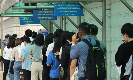 28일 서울 종로구 주한 미국대사관 앞에서 미국 비자를 발급받으려는 사람들이 줄을 서 있는 모습. 연합뉴스