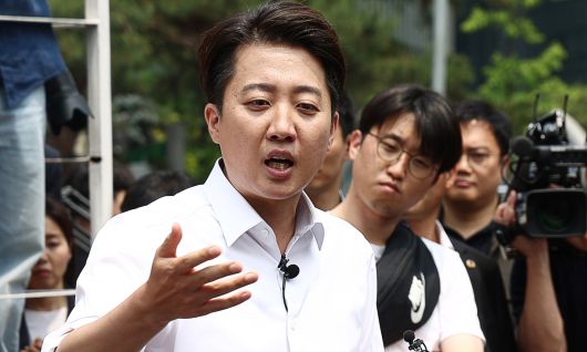 이준석 개혁신당 대통령 후보가 28일 서울 영등포구 여의도공원에서 유세를 마치고 취재진 질의에 답변하고 있다. 뉴스1