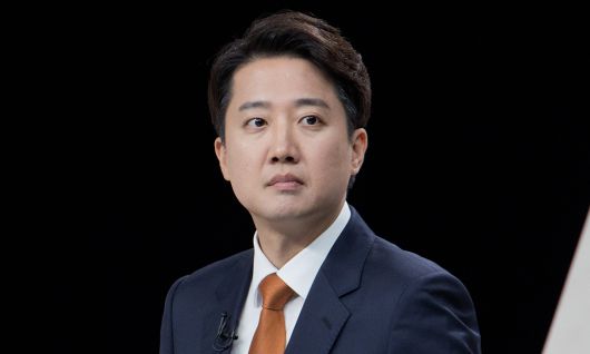 이준석 개혁신당 대선후보가 지난 27일 서울 마포구 상암동 MBC 스튜디오에서 열린 중앙선거방송토론위원회 주관 제21대 대통령선거 3차 후보자토론회 준비를 하고 있다. 뉴시스